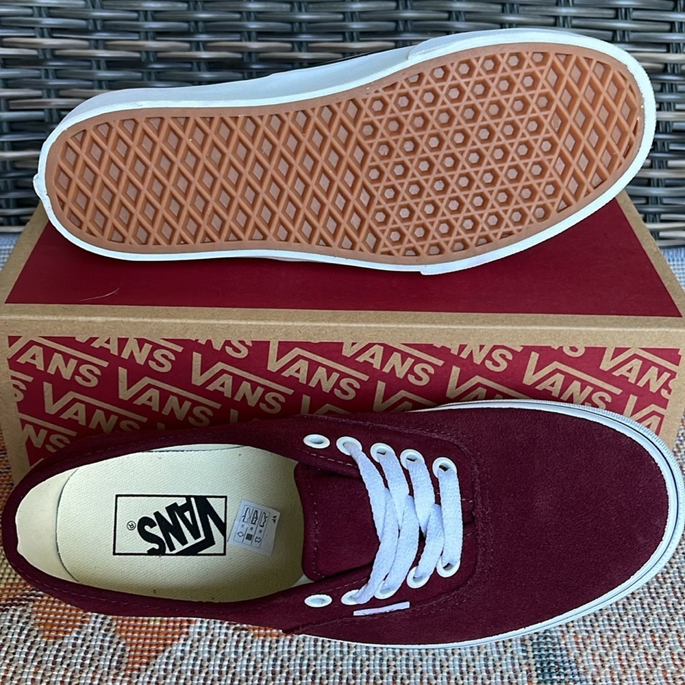 Vans WMNS Authentic Platfor
(Suede) Port Royale/True
VN0ARAVRJNR Platforms - Picture 14 of 16